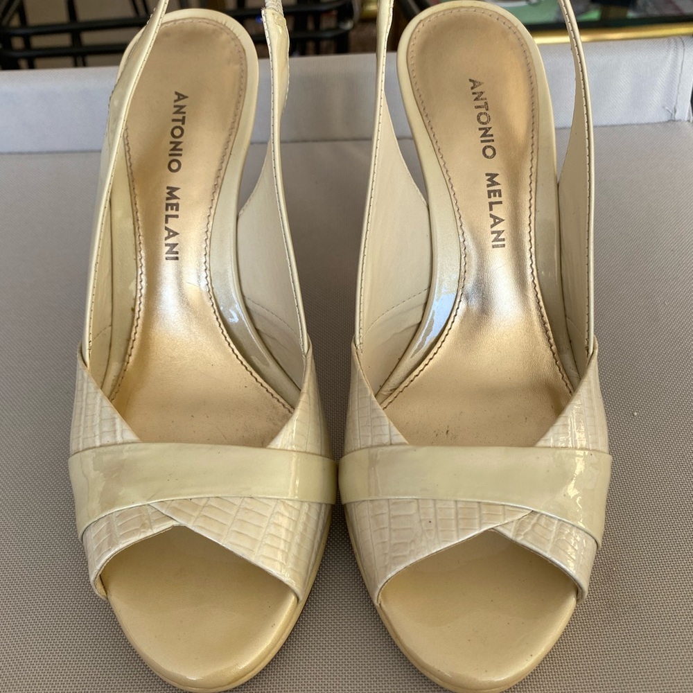 Antonio Melani Beige Heels size 6!